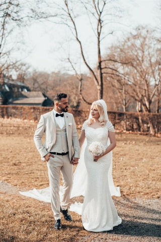 Precioso vestido de novia largo de sirena con lentejuelas, hombros descubiertos y brillo.