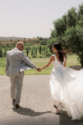 Vestido de novia sencillo, largo, color marfil, corte en A, sin mangas, de tul, con tirantes y abertura.