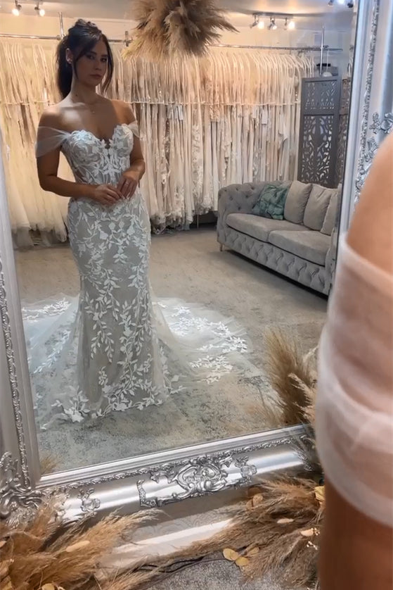 Magnifique robe de mariée sirène longue sans manches, épaules dénudées, ornée d'appliqués et de dentelle.