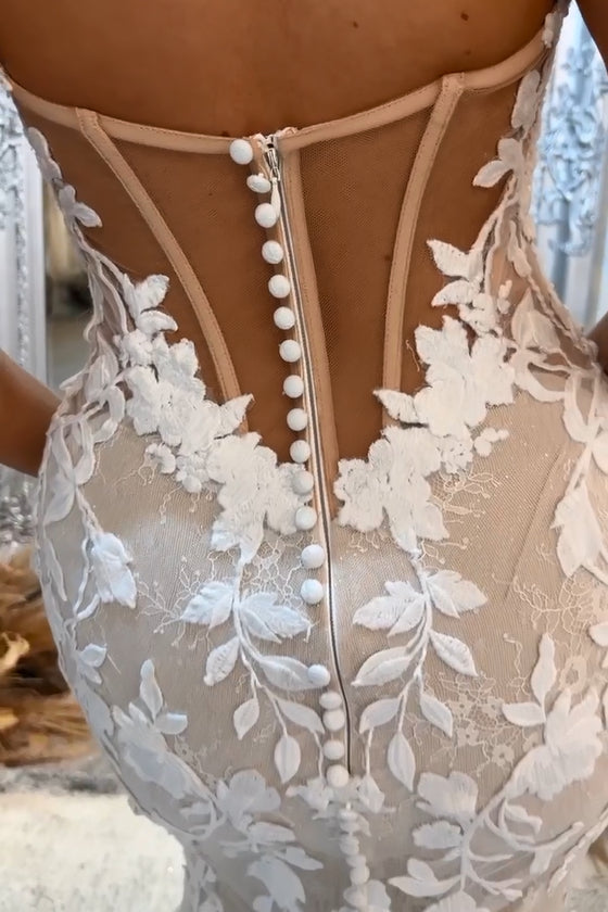 Magnifique robe de mariée sirène longue sans manches, épaules dénudées, ornée d'appliqués et de dentelle.