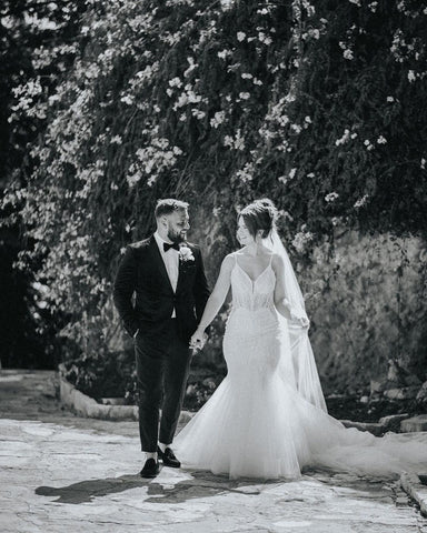 Magnifique robe de mariée sirène longue à fines bretelles, col en V, sans manches et dos nu en dentelle, ornée de fines bretelles et d'un décolleté en V.