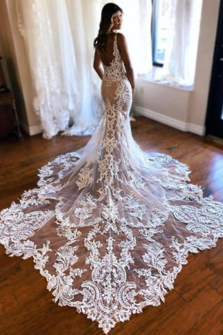 Precioso vestido de novia largo de sirena, sin mangas, con escote en V, espalda descubierta y cola, de encaje.