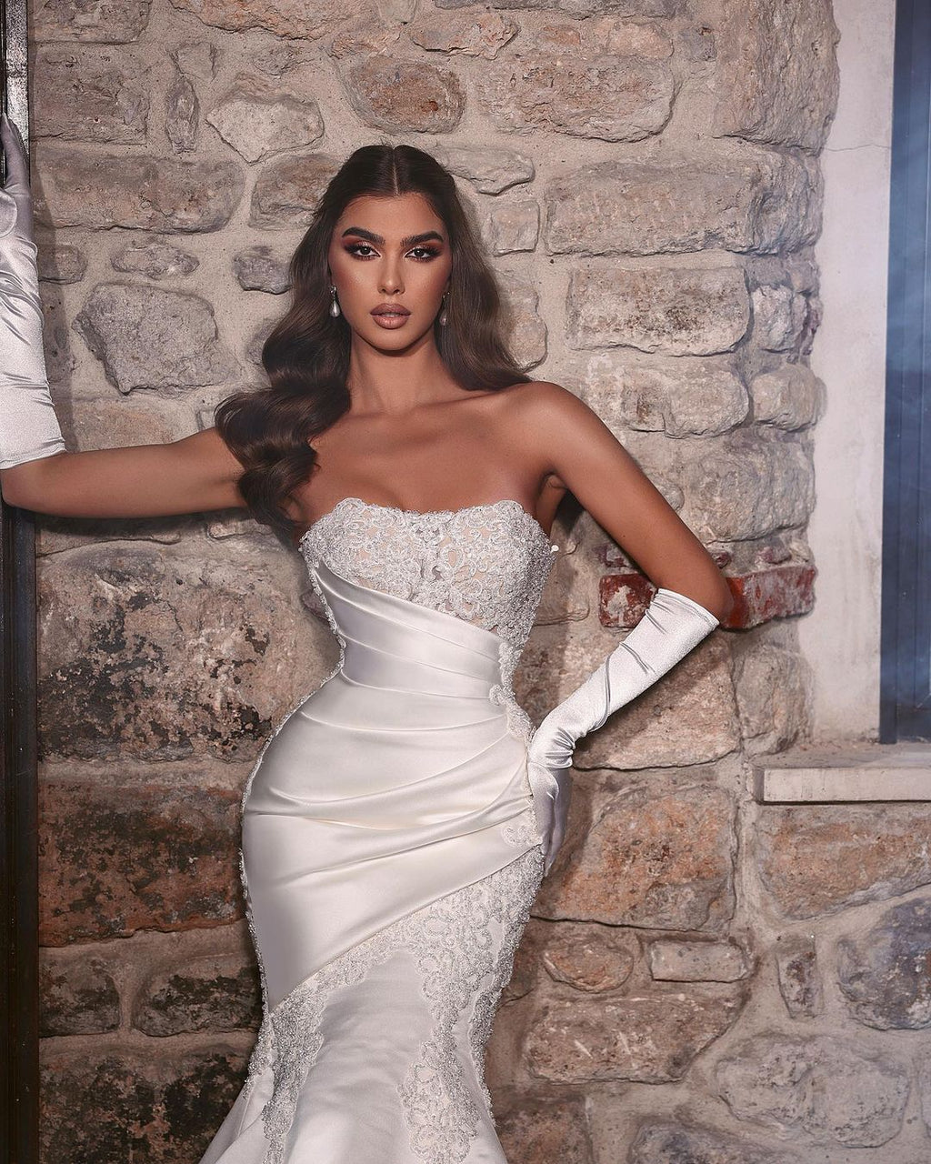Magnifique robe de mariée longue sirène blanche en dentelle sans manches avec appliques