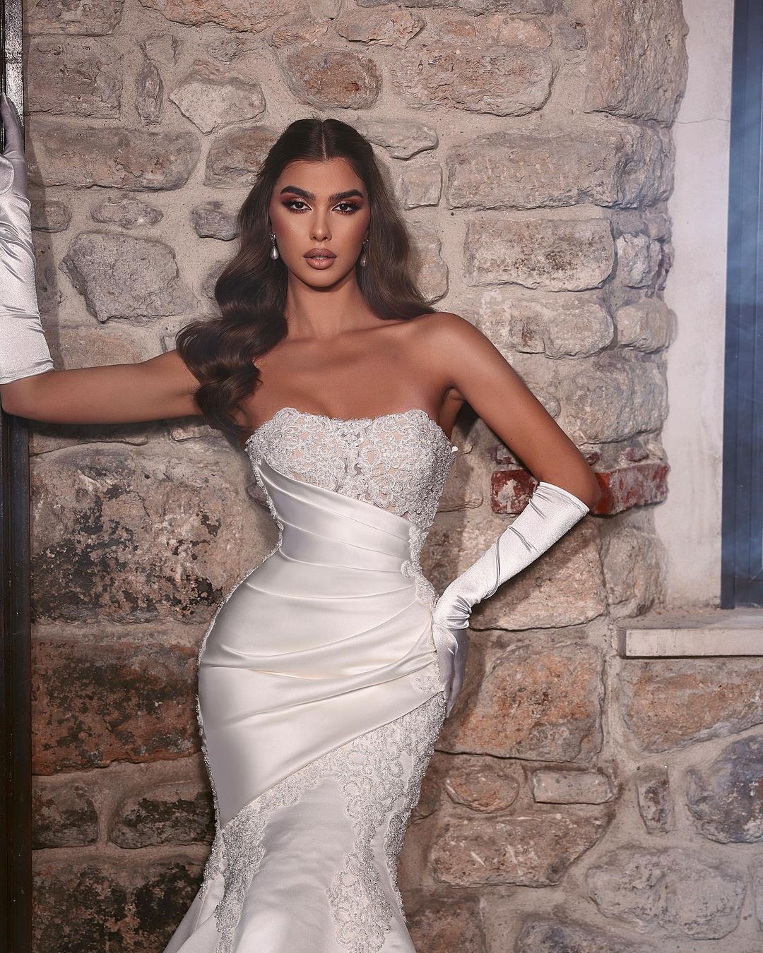 Magnifique robe de mariée longue sirène blanche en dentelle sans manches avec appliques