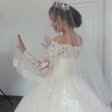 Precioso vestido de novia de princesa con apliques de encaje, manga larga y hombros descubiertos
