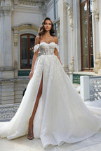 Magnifique robe de mariée blanche longue en dentelle à fleurs, coupe trapèze, épaules dénudées et fente.