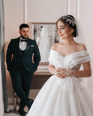 Precioso vestido de novia largo blanco, corte en A, sin mangas y con hombros descubiertos, adornado con encaje.