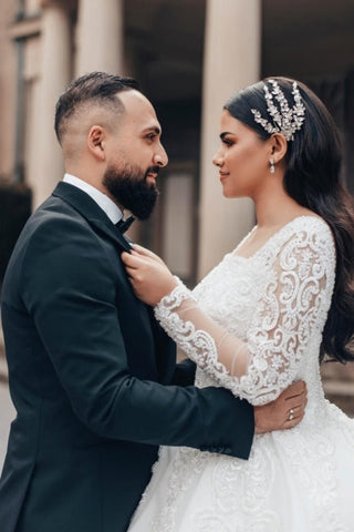 Precioso vestido de novia largo blanco de corte A, escote cuadrado, encaje y mangas largas.