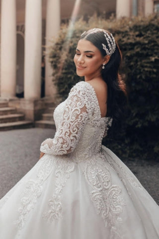 Precioso vestido de novia largo blanco de corte A, escote cuadrado, encaje y mangas largas.