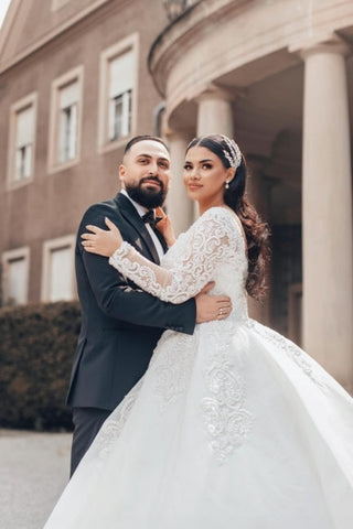 Precioso vestido de novia largo blanco de corte A, escote cuadrado, encaje y mangas largas.