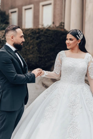Precioso vestido de novia largo blanco de corte A, escote cuadrado, encaje y mangas largas.