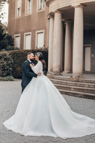Precioso vestido de novia largo blanco de corte A, escote cuadrado, encaje y mangas largas.
