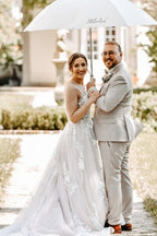 Magnifique robe de mariée blanche longue, coupe trapèze, col en V, sans manches, ornée de dentelle.