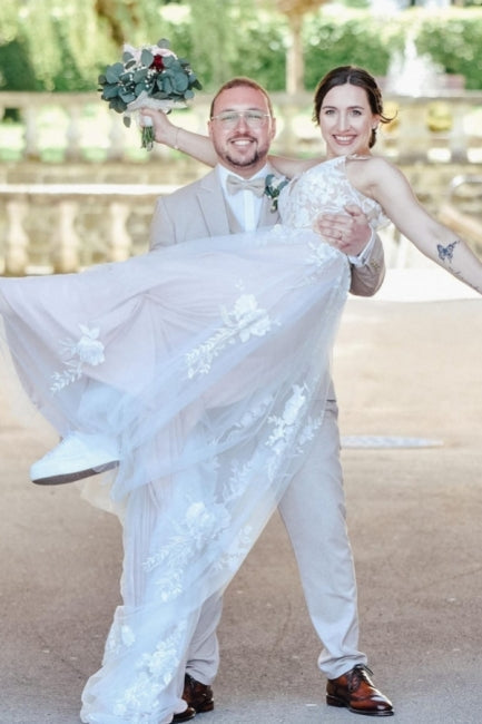 Magnifique robe de mariée blanche longue, coupe trapèze, col en V, sans manches, ornée de dentelle.