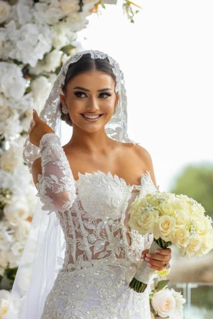 Magnifique robe de mariée sirène blanche longue à épaules dénudées, en dentelle pailletée et manches longues
