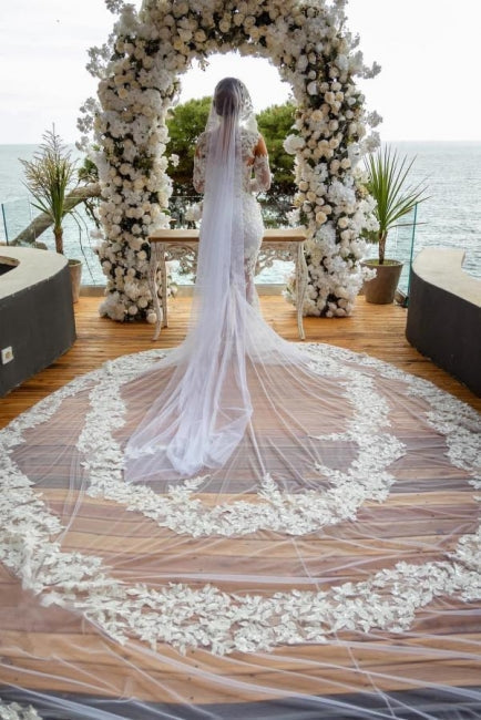 Magnifique robe de mariée sirène blanche longue à épaules dénudées, en dentelle pailletée et manches longues