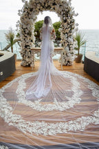 Magnifique robe de mariée sirène blanche longue à épaules dénudées, en dentelle pailletée et manches longues