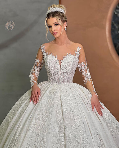 Precioso vestido de novia largo blanco de corte princesa con escote corazón