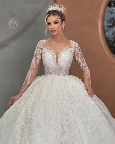 Precioso vestido de novia largo blanco de corte princesa con escote corazón y apliques