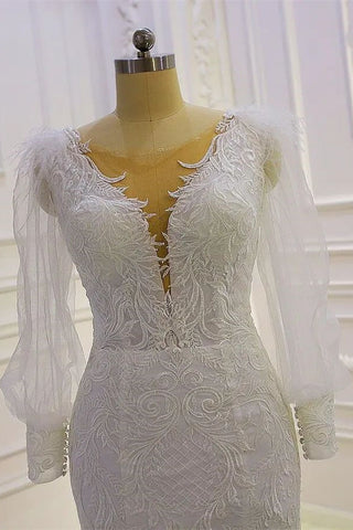 Precioso vestido de novia de sirena con mangas largas, apliques de encaje y cola
