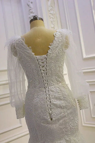 Precioso vestido de novia de sirena con mangas largas, apliques de encaje y cola