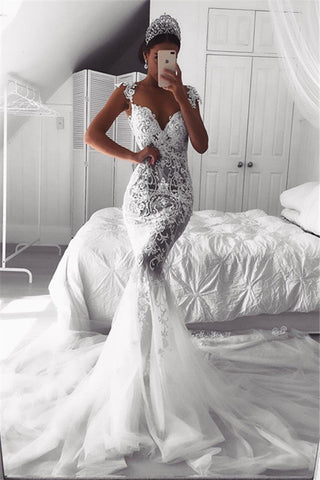 Precioso vestido de novia de sirena con tirantes, tul transparente, sin mangas y apliques.