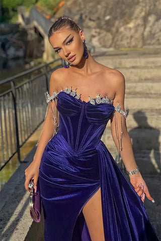 Precioso vestido de sirena para baile de graduación con hombros descubiertos, lentejuelas y abertura frontal.
