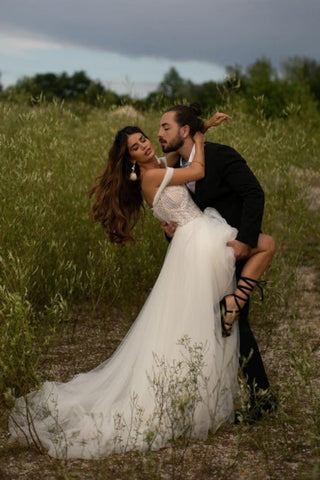 Preciosos vestidos de novia de tul sin mangas, corte columna y hasta el suelo, con hombros descubiertos 