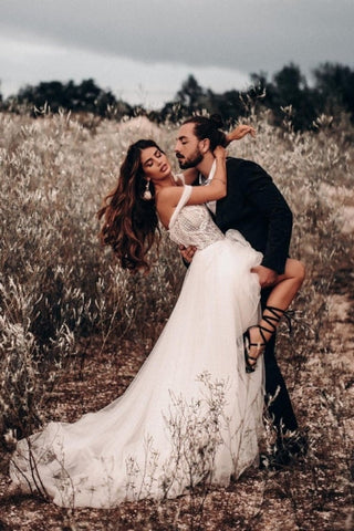 Preciosos vestidos de novia de tul sin mangas, corte columna y hasta el suelo, con hombros descubiertos 