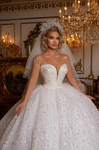 Precioso vestido de novia de corte princesa, sin mangas, con escote corazón y hombros descubiertos, con purpurina.