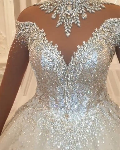 Preciosos vestidos de novia de corte princesa, línea A, con joyas, encaje y mangas largas.