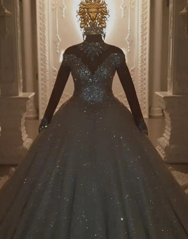 Preciosos vestidos de novia de corte princesa, línea A, con joyas, encaje y mangas largas.