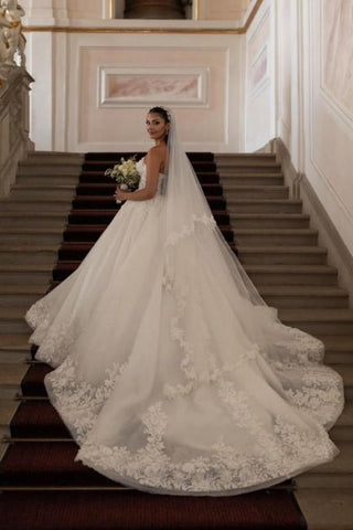 Magnifique robe de mariée blanche bustier longue de style princesse avec dentelle