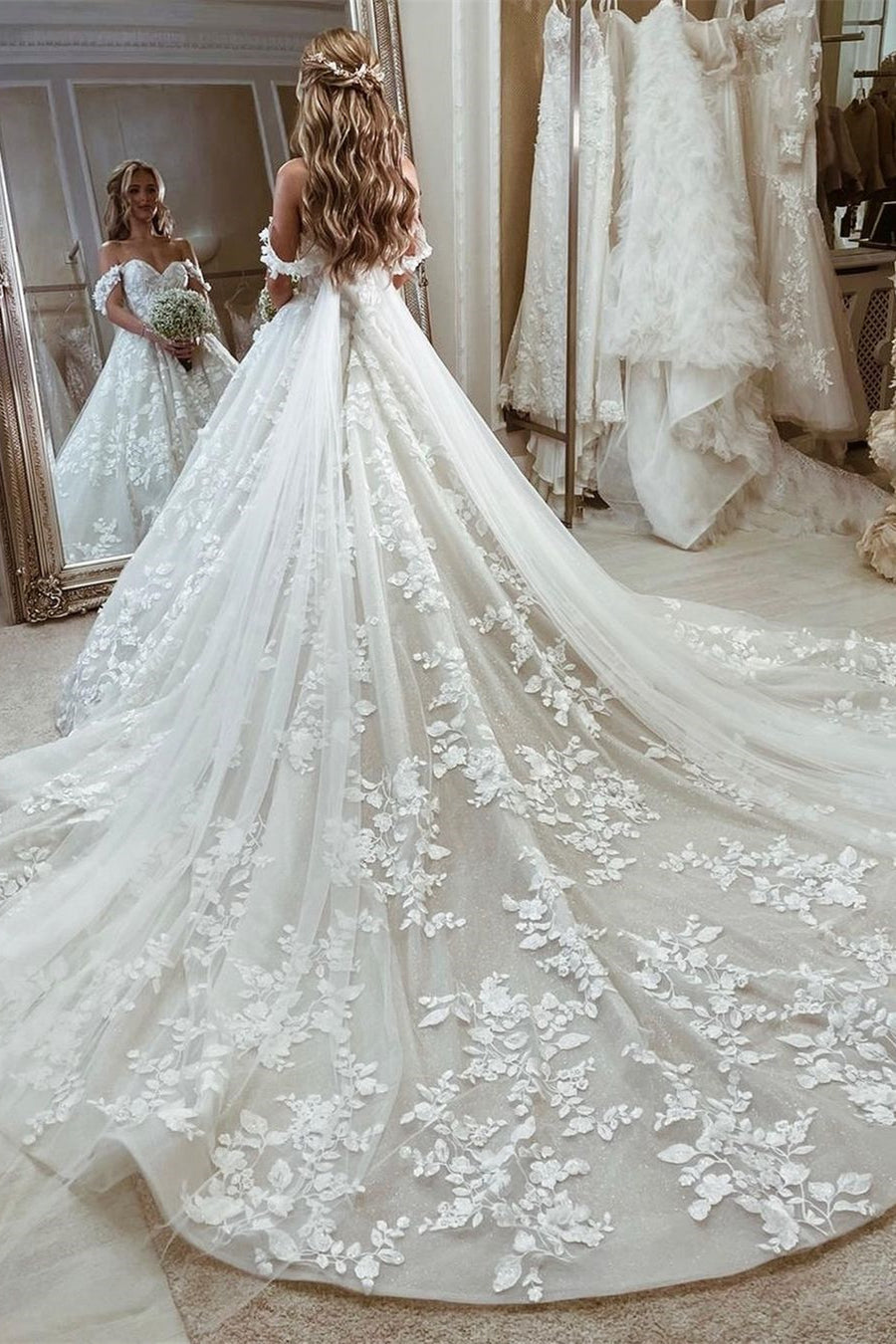 Magnifique robe de mariée princesse à épaules dénudées, coupe trapèze, ornée d'appliqués et avec traîne
