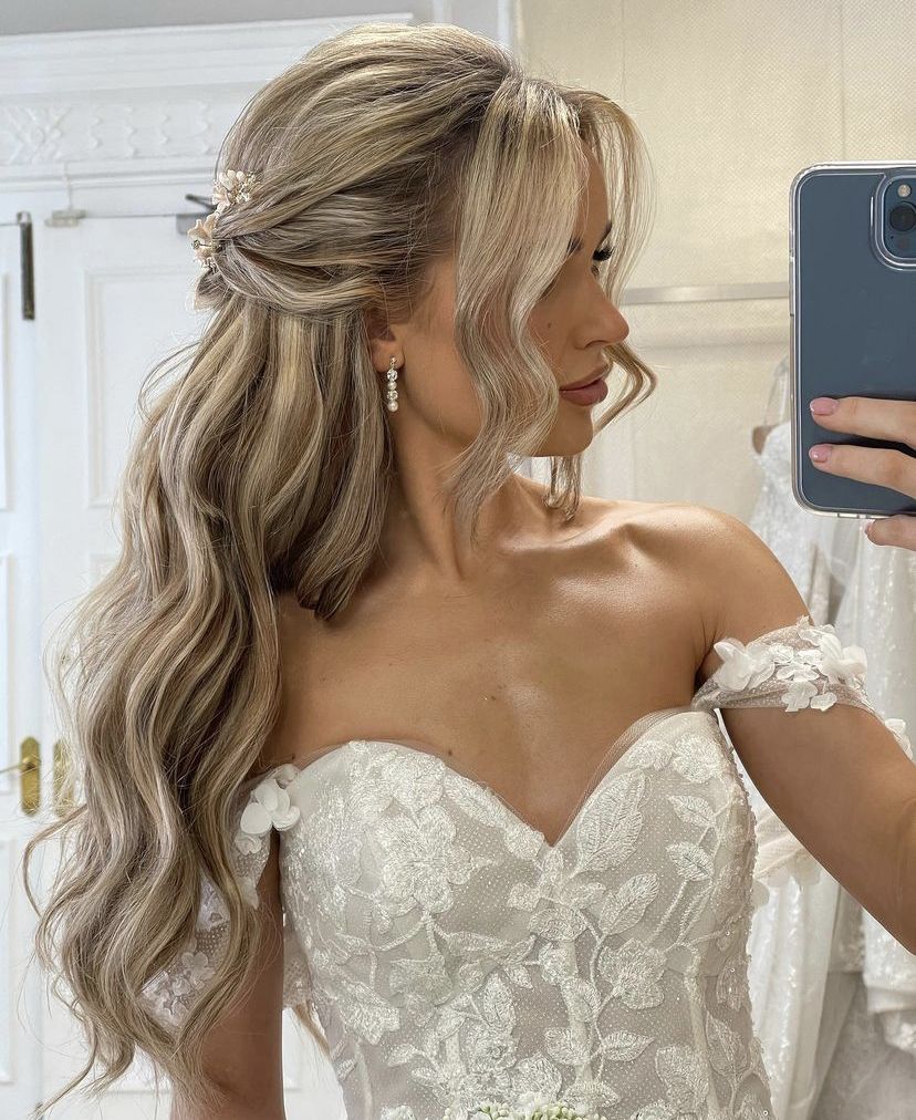 Magnifique robe de mariée princesse à épaules dénudées, coupe trapèze, ornée d'appliqués et avec traîne
