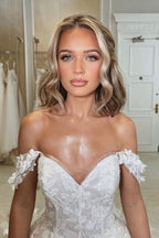 Magnifique robe de mariée princesse à épaules dénudées, coupe trapèze, ornée d'appliqués et avec traîne
