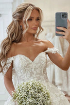 Magnifique robe de mariée princesse à épaules dénudées, coupe trapèze, ornée d'appliqués et avec traîne
