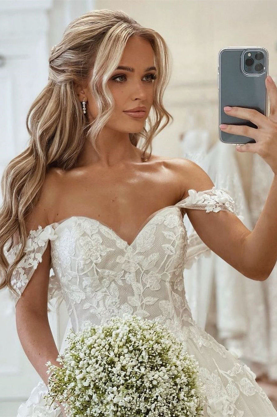 Magnifique robe de mariée princesse à épaules dénudées, coupe trapèze, ornée d'appliqués et avec traîne
