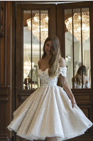 Precioso vestido de novia corto de corte A con lentejuelas, hombros descubiertos y apliques de encaje.