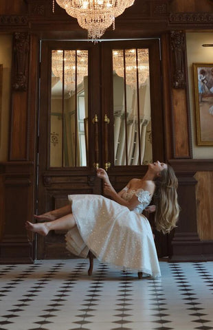 Precioso vestido de novia corto de corte A con lentejuelas, hombros descubiertos y apliques de encaje.