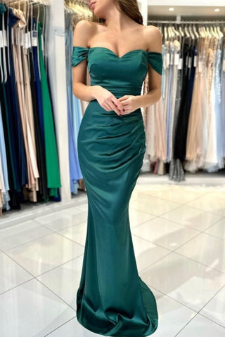Hermosos vestidos de noche largos, sencillos y de color verde oscuro, estilo sirena, sin mangas y con hombros descubiertos.
