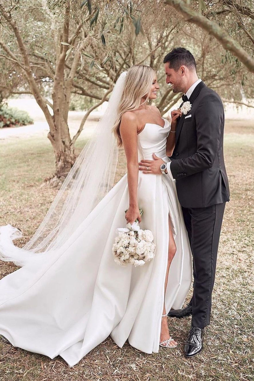 Magnifique robe de mariée blanche simple, coupe trapèze, avec fente latérale