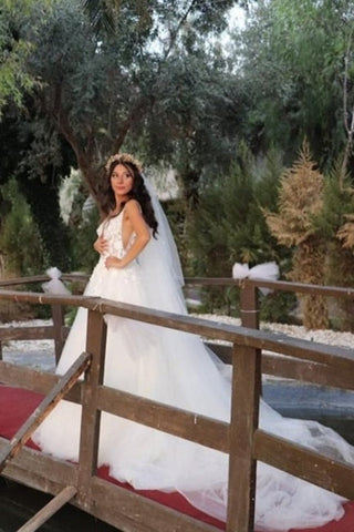 Preciosos vestidos de novia de tul, corte A, sin mangas, con tirantes finos y cola de capilla. 