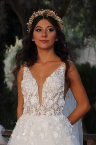 Preciosos vestidos de novia de tul, corte A, sin mangas, con tirantes finos y cola de capilla. 