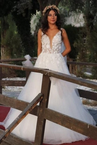 Preciosos vestidos de novia de tul, corte A, sin mangas, con tirantes finos y cola de capilla. 