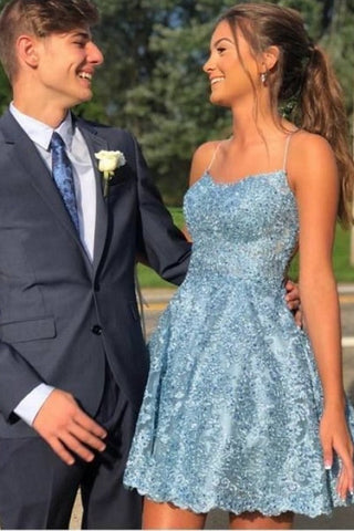 Precioso vestido corto de fiesta de corte A con tirantes finos