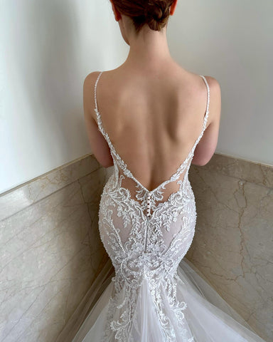 Precioso vestido de novia de encaje con tirantes finos en oferta. Vestidos de sirena para bodas.