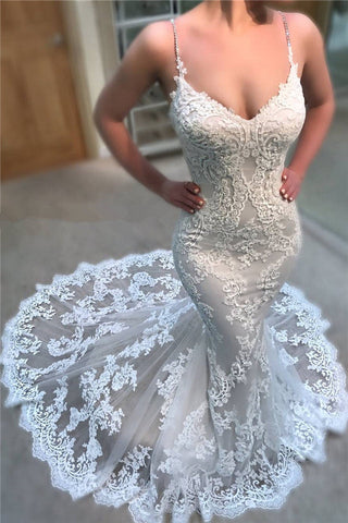 Precioso vestido de novia de encaje con tirantes finos en oferta. Vestidos de sirena para bodas.