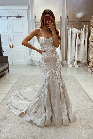 Precioso vestido de novia de sirena sin mangas con tirantes finos y purpurina, con cola.