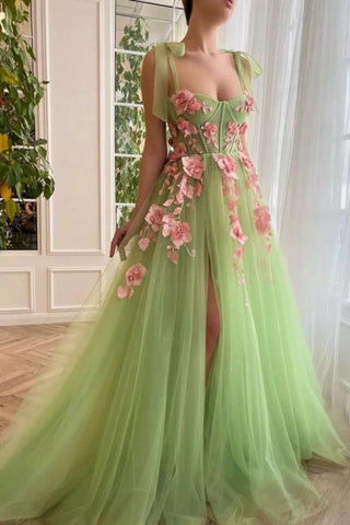 Preciosos vestidos de noche de corte A, sin mangas, con tirantes finos y abertura frontal. Corte en A.